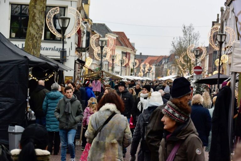Kerstmarkt in de Laarstraat in Zutphen — markt-eten in de Achterhoek